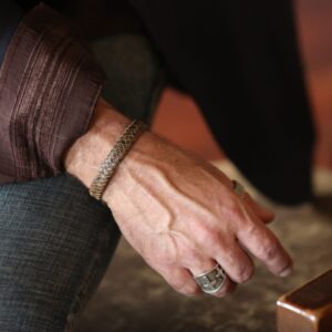 Alternative view of Herrenarmband - Flach geflochtenes braunes Leder mit Kanten und verstellbarem Verschluss